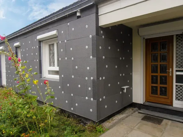 Chantier d'isolation thermique par l'extérieur sur une maison